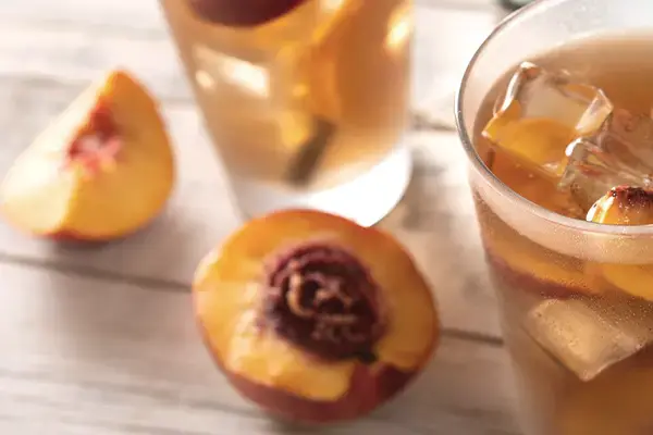 Cocktail de pêches au vin et aux épices