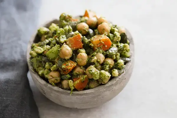 Pois chiches, thon blanc et laitue de mer en salade