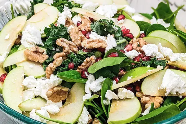 Salade fruitée, épinards et chèvre frais