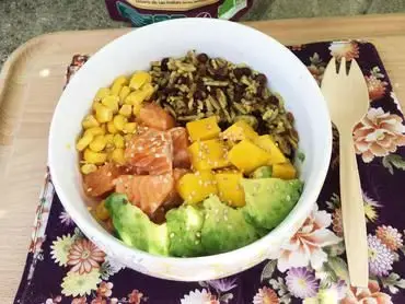 Poke bowl saumon mariné au miso blanc et légumes