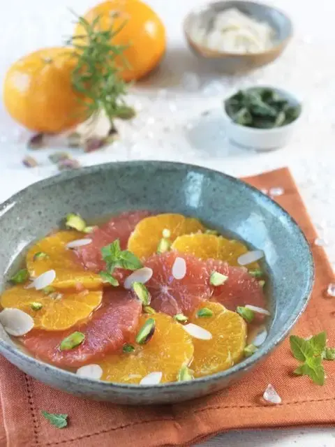 Soupe d’agrumes au miel, menthe et amandes effilées