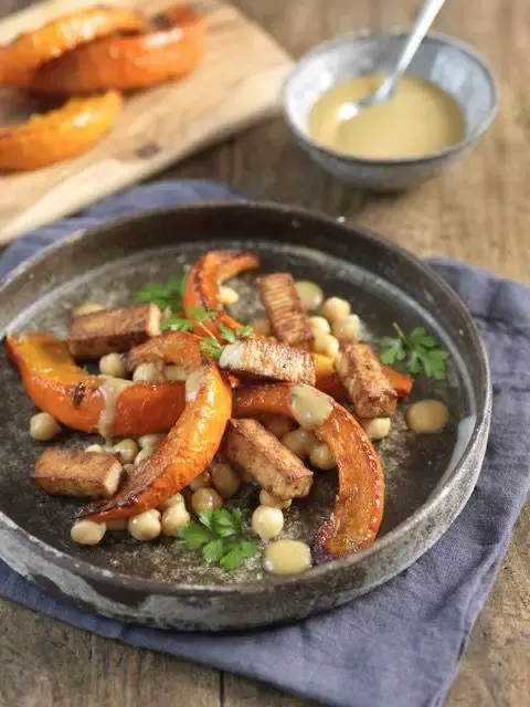 Salade hivernale : potimarron rôti, pois chiches et tofu grillé